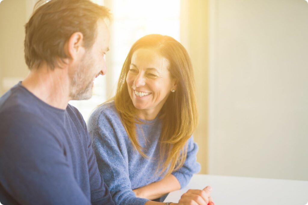 couple qui parle de sa retraite