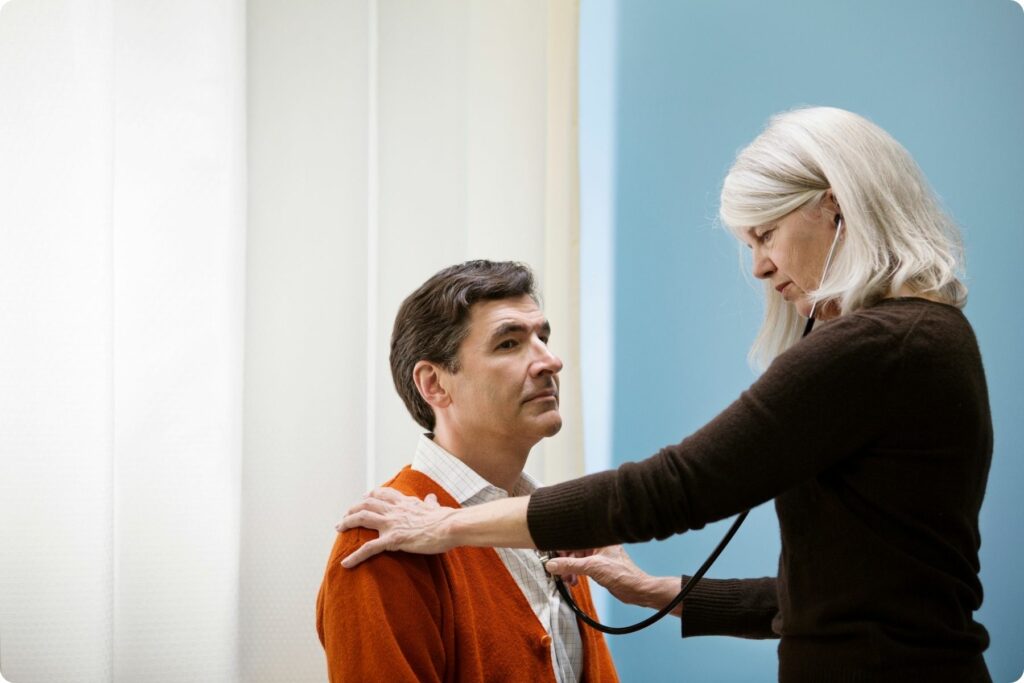 médecin libéral avec un patient