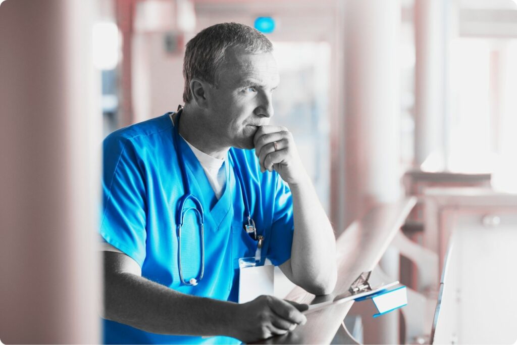 praticien hospitalier qui pense à sa protection sociale