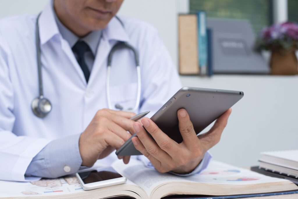 praticien hospitalier qui compare des contrats de prévoyance