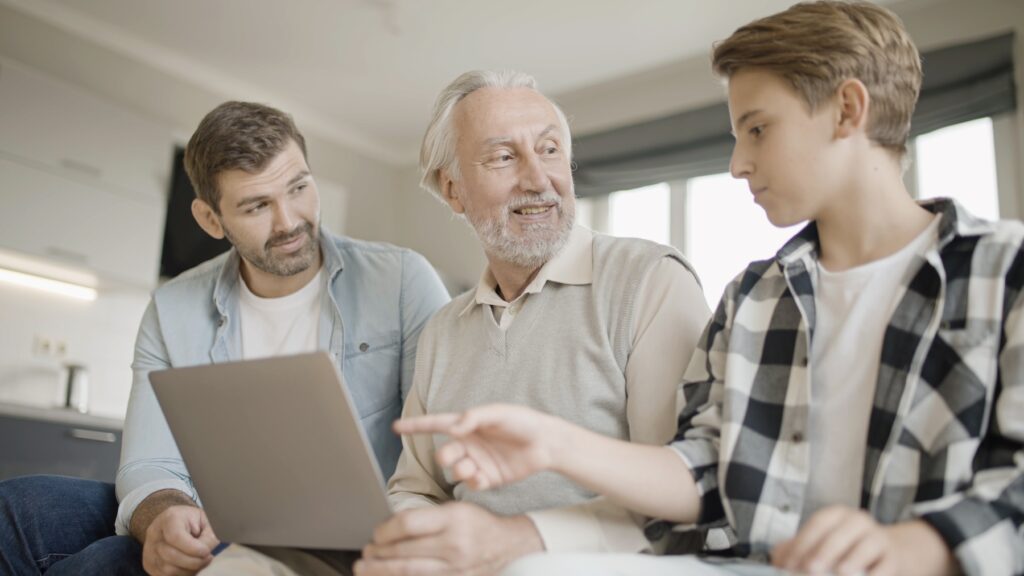 parent et grand parent qui transmettent à un adolescent